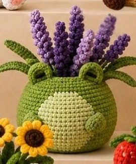 Frog planter pot